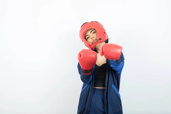 Foto Boxeadora Femenina Forma Con Guantes Rojos Casco Mostrando Sus — Foto de Stock