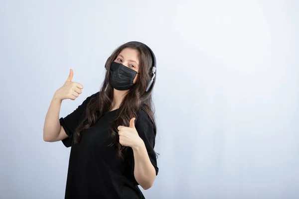 Brünette Frau Medizinischer Maske Hört Musik Über Kopfhörer Und Zeigt — Stockfoto