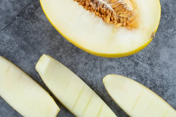 Yarım dilimlenmiş kavun derisi mermer zemin üzerinde. Yüksek kalite fotoğraf