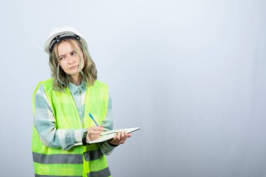 Genç bayan mühendisin beyaz duvara fikirlerini yazdığı fotoğraf. Yüksek kalite fotoğraf