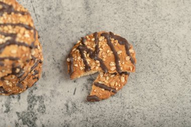 Taşa fındık konmuş bir yığın yulaflı çikolatalı bisküvi. Yüksek kalite fotoğraf