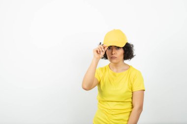 Beyaz arka planda poz veren genç bir kadın