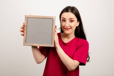 Güzel makyaj çerçeveli gülümseyen bir kadının portresi. Yüksek kalite fotoğraf