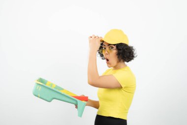 Beyaz arka planda poz veren genç bir kadın