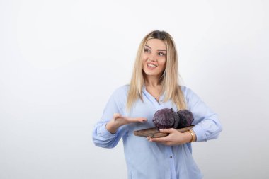 Gülümseyen güzel bir kadın modelin lahana tutarken görüntüsü. Yüksek kalite fotoğraf