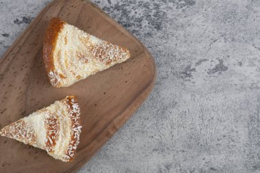 Tahta kesme tahtasının en üst manzarasında lezzetli pastalar var. Yüksek kalite fotoğraf