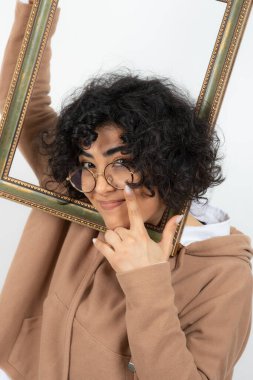 Elinde mezura olan genç bir kadının portresi.