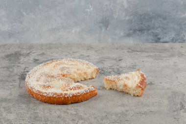 Mermer zemine yerleştirilmiş lezzetli meyveli turta. Yüksek kalite fotoğraf