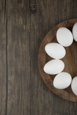 Ahşap yüzeyde çiğ organik yumurta tahtası. Yüksek kalite fotoğraf