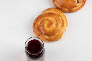 Beyaz arka plana yerleştirilmiş yuvarlak şekilli hamur işleri. Yüksek kalite fotoğraf