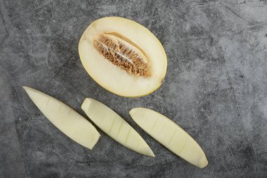Mermer yüzeyine yarısı kesilmiş taze kavun. Yüksek kalite fotoğraf