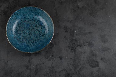 Siyah arkaplana yerleştirilmiş boş koyu mavi plaka. Yüksek kalite fotoğraf