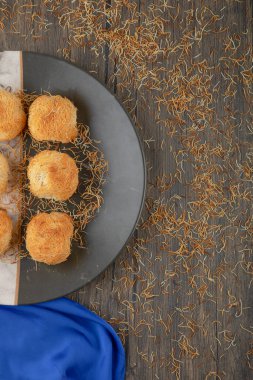 Tahta masadaki safranlı tatlı yuva pastası tabağı. Yüksek kalite fotoğraf