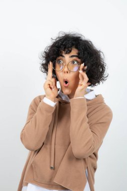 Beyaz arka planda poz veren genç bir kadın