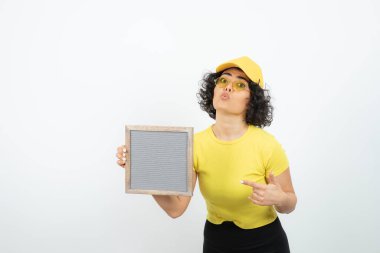 Kıvırcık saçlı, elleri çerçeveli bir kadının portresi. Yüksek kalite fotoğraf