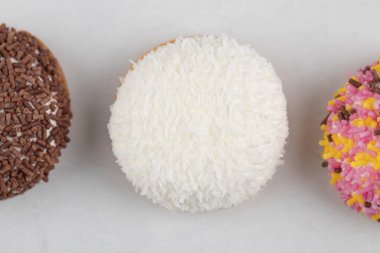 Beyaz arka planda renkli serpiştirilmiş tatlı kurabiyeler. Yüksek kalite fotoğraf