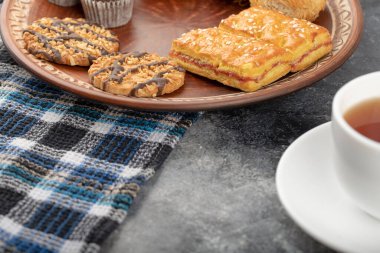 Taş zemine yerleştirilmiş tatlı atıştırmalıklar. Yüksek kalite fotoğraf