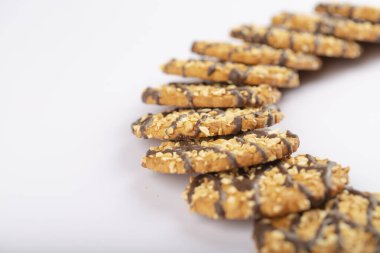 Beyaz yüzeyde fındıklı ev yapımı yulaf kurabiyesi yığını. Yüksek kalite fotoğraf