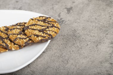 Taş masaya beyaz yulaflı çikolatalı bisküvi. Yüksek kalite fotoğraf