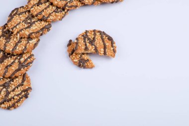 Beyaz arka planda izole edilmiş çikolatalı kurabiye seti. Yüksek kalite fotoğraf