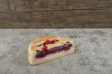 Taş zeminde böğürtlen şurubuyla dilimlenmiş tatlı peynirli kek. Yüksek kalite fotoğraf