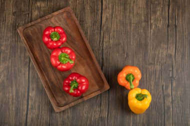 Tahta arka planda taze dolmalık biber tabağı. Yüksek kalite fotoğraf