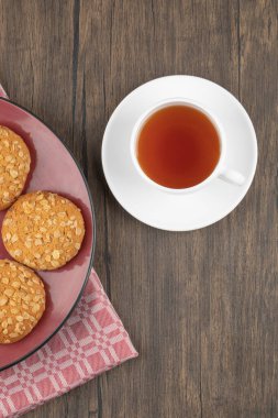 Tahta masaya yerleştirilmiş tohumlu ve tahıllı yulaflı kurabiyeler. Yüksek kalite fotoğraf