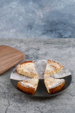 Mermer zemin üzerinde lezzetli kek parçaları olan bir tabak. Yüksek kalite fotoğraf