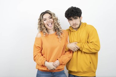 Bir arada duran güzel genç bir çift portresi. Yüksek kalite fotoğraf