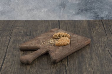 Tahta kesme tahtasında kırılmış yulaflı kurabiye. Yüksek kalite fotoğraf