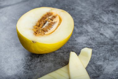 Yarım dilimlenmiş kavun derisi mermer zemin üzerinde. Yüksek kalite fotoğraf