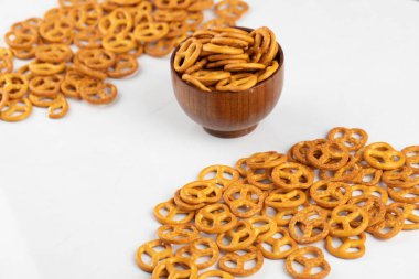 Beyaz arka planda ahşap kraker kasesi. Yüksek kalite fotoğraf