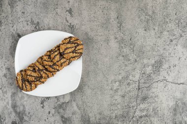 Beyaz tabağa tohum serpiştirilmiş taze yulaf ezmeli kurabiyeler. Yüksek kalite fotoğraf