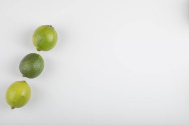 Beyaz arka planda izole edilmiş üç olgun limon meyvesi. Yüksek kalite fotoğraf