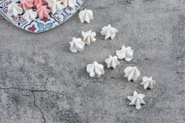 Bir demet renkli mermer üzerine kalp şeklinde trivet şekeri. Yüksek kalite fotoğraf