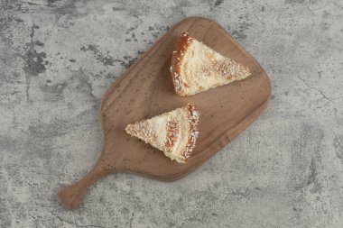 Tahtaya hindistan cevizi serpiştirilmiş iki dilim pasta. Yüksek kalite fotoğraf