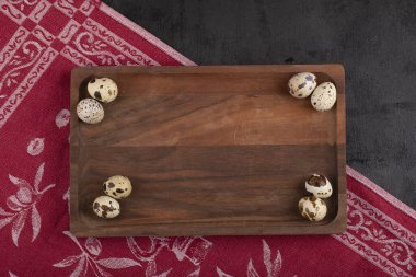 Ahşap kesme tahtasında pişmemiş organik bıldırcın yumurtaları. Yüksek kalite fotoğraf