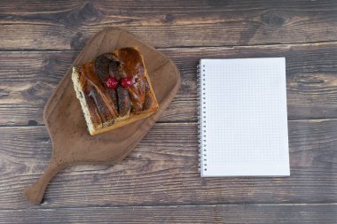 Tahta tahta tahta tahta, dilimlenmiş taze hamur işi ve tahta yüzeyde boş kağıt. Yüksek kalite fotoğraf