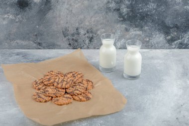 Sağlıklı yulaf ezmeli kurabiyeler. Çikolata soslu, cam sürahi sütle. Yüksek kalite fotoğraf