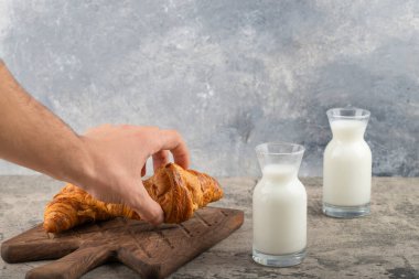 Tereyağlı kruvasan ve bir fincan çay. Yüksek kalite fotoğraf