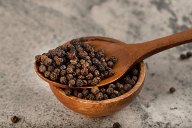 Taş zemine bir kase karabiber konmuş. Yüksek kalite fotoğraf