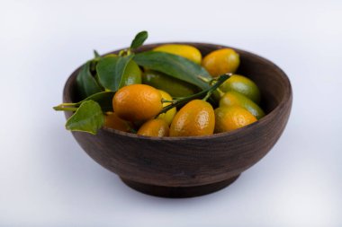 Beyaz arka planda izole edilmiş bir kase taze olgun kumkat. Yüksek kalite fotoğraf