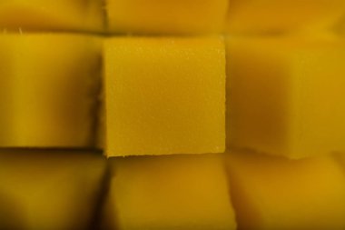 Dilimlenmiş taze mango meyvesini kapat. Yüksek kalite fotoğraf