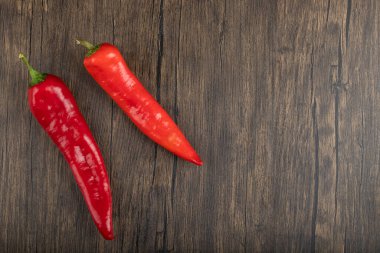 Ahşap arka planda iki kırmızı biber var. Yüksek kalite fotoğraf