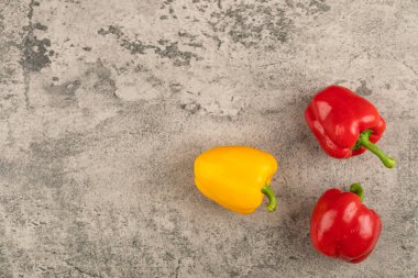 Taş zemine taze dolmalık biberler yerleştirilmiş. Yüksek kalite fotoğraf