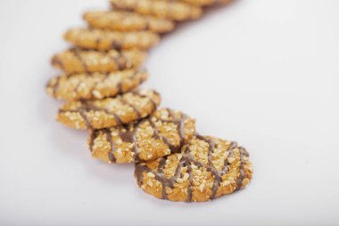 Beyaz yüzeyde fındıklı ev yapımı yulaf kurabiyesi yığını. Yüksek kalite fotoğraf