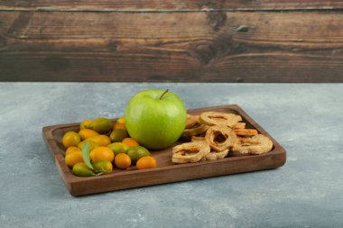 Kurumuş elma halkaları, mermer yüzeyde yeşil elma ve kimyonlar. Yüksek kalite fotoğraf