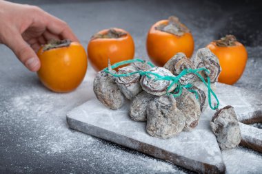 Erkek el siyah masadan tek bir taze hurma alıyor. Yüksek kalite fotoğraf