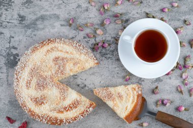 Yuvarlak, leziz bir pasta ve mermer bir arka planda bir fincan çay. Yüksek kalite fotoğraf