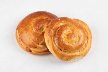 Beyaz arka plana yerleştirilmiş yuvarlak şekilli hamur işleri. Yüksek kalite fotoğraf